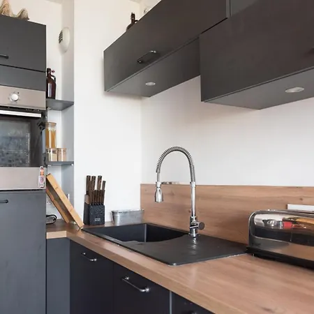 Very Charming And Comfortable Cocoon In 20th Apartment *